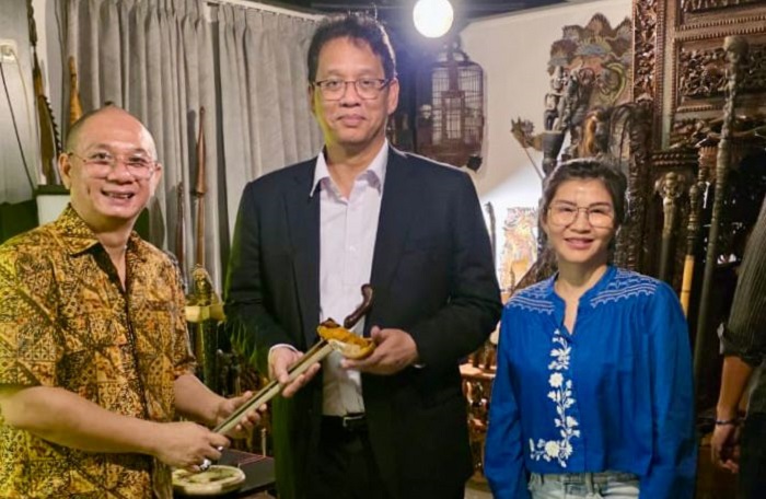 Simbol Pelestarian Budaya, KRA Rivo Cahyono Hibahkan Pusaka Kyai Udan Mas kepada Menkeu Purabaya