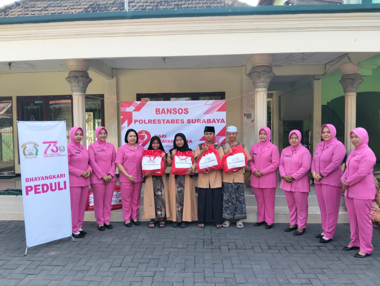 Hari Bhayangkara, Polsek Pakal Ulurkan Tangan untuk Yatim Piatu