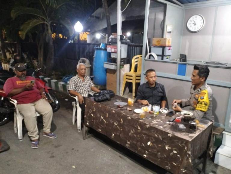 Bhabinkamtibmas Medokan Ayu Gelar Patroli Sambang, Ajak Warga Tingkatkan Keamanan Selama Ramadan