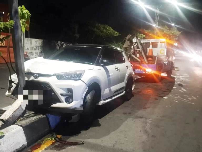 Toyota Raize Tabrak Motor dan Tiang PJU di Jalan Kenjeran