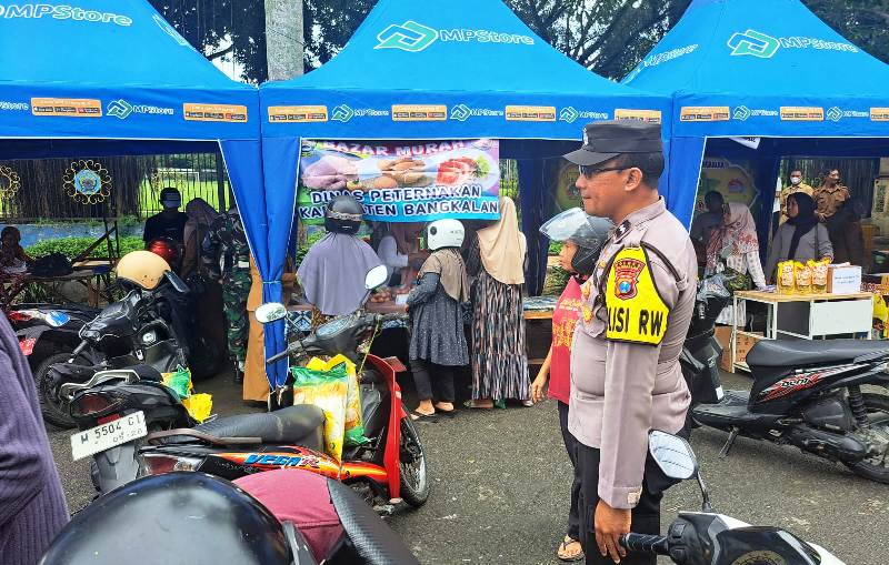 Satbinmas Polres Bangkalan Kawal Pasar Murah Ramadan di Depan Pendopo Pemkab