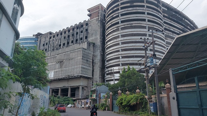 Gedung Mangkrak di Ngagel Kini Jadi Sarang Ular 
