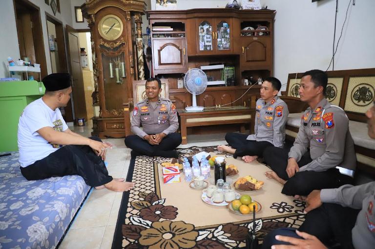 Kapolres Kediri Kota Berikan Perhatian pada Personel dan Purnawirawan Sakit 