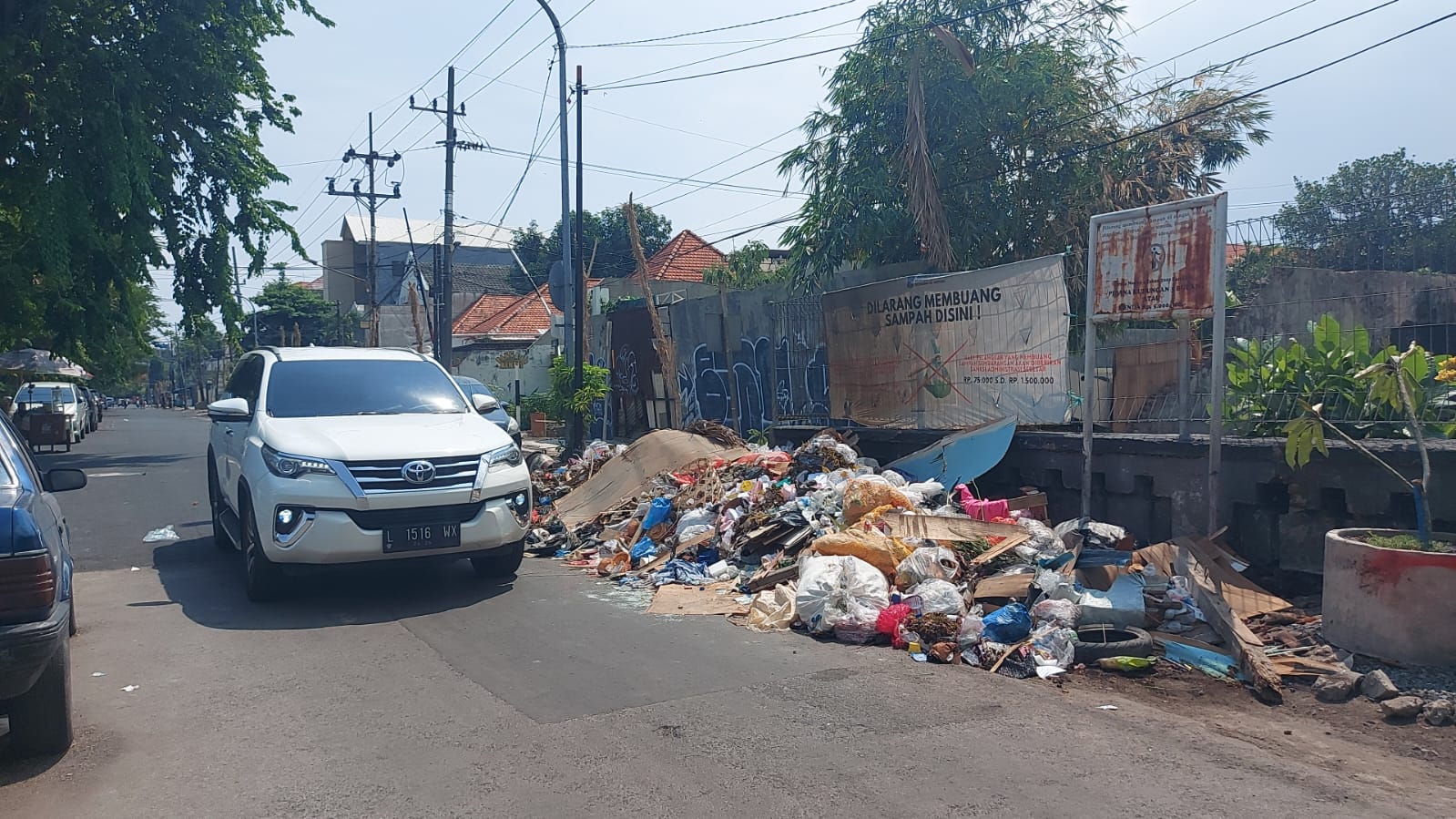 Tumpukan Sampah Menggunung di Jalan Teuku Umar