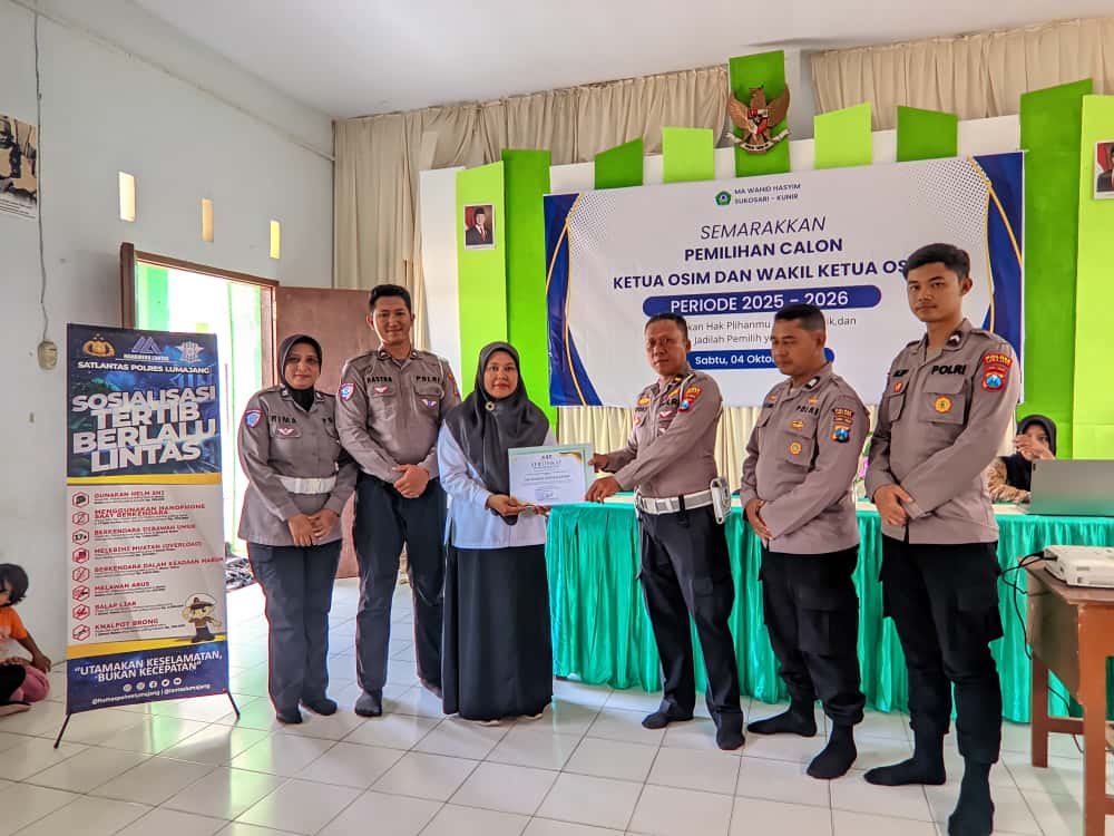 Polantas Menyapa, Satlantas Polres Lumajang Sosialisasikan Tertib Lalu Lintas di Ponpes Wahid Hasyim Kunir