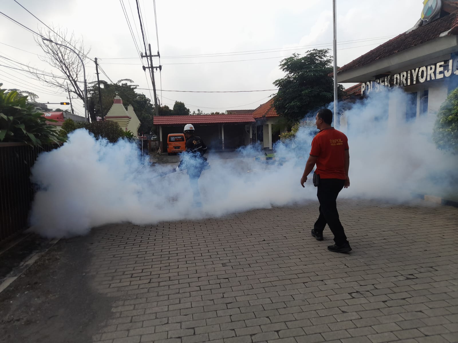 Komitmen Jaga Kesehatan, Polres Gresik Gencarkan Fogging Disinfektan dan Anti-DBD