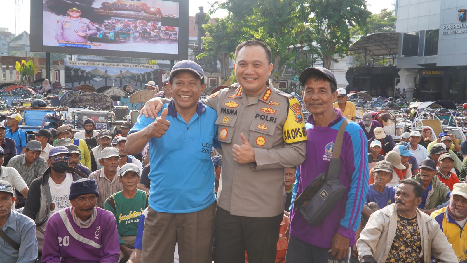 Pupuk Kebersamaan, Kapolrestabes Surabaya Ajak Sarapan dan Bagikan Paket Sembako ke Tukang Becak
