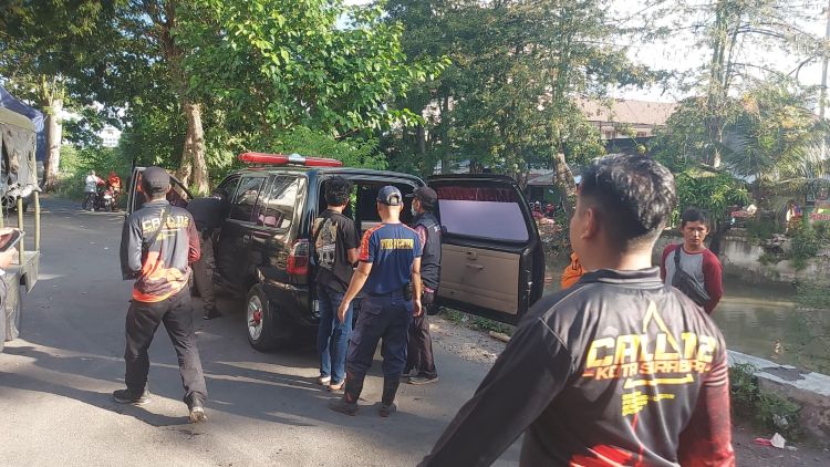 Wanita Tanpa Identitas Ditemukan Mengapung di Kalimas Jalan Karet Surabaya