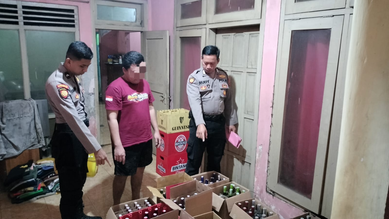 Jelang Nataru, Polres Gresik Amankan Ratusan Botol Miras di Menganti