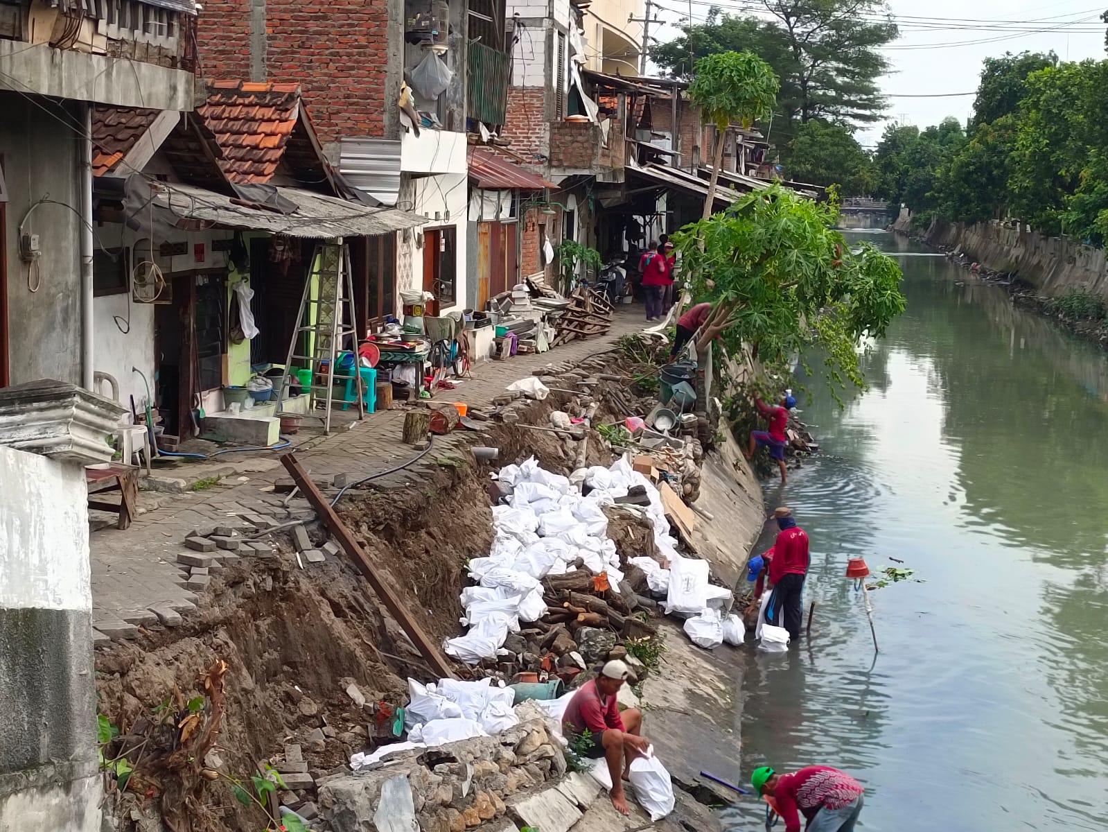 Plengsengan Sungai Longsor, Rumah Warga Asembagus Retak