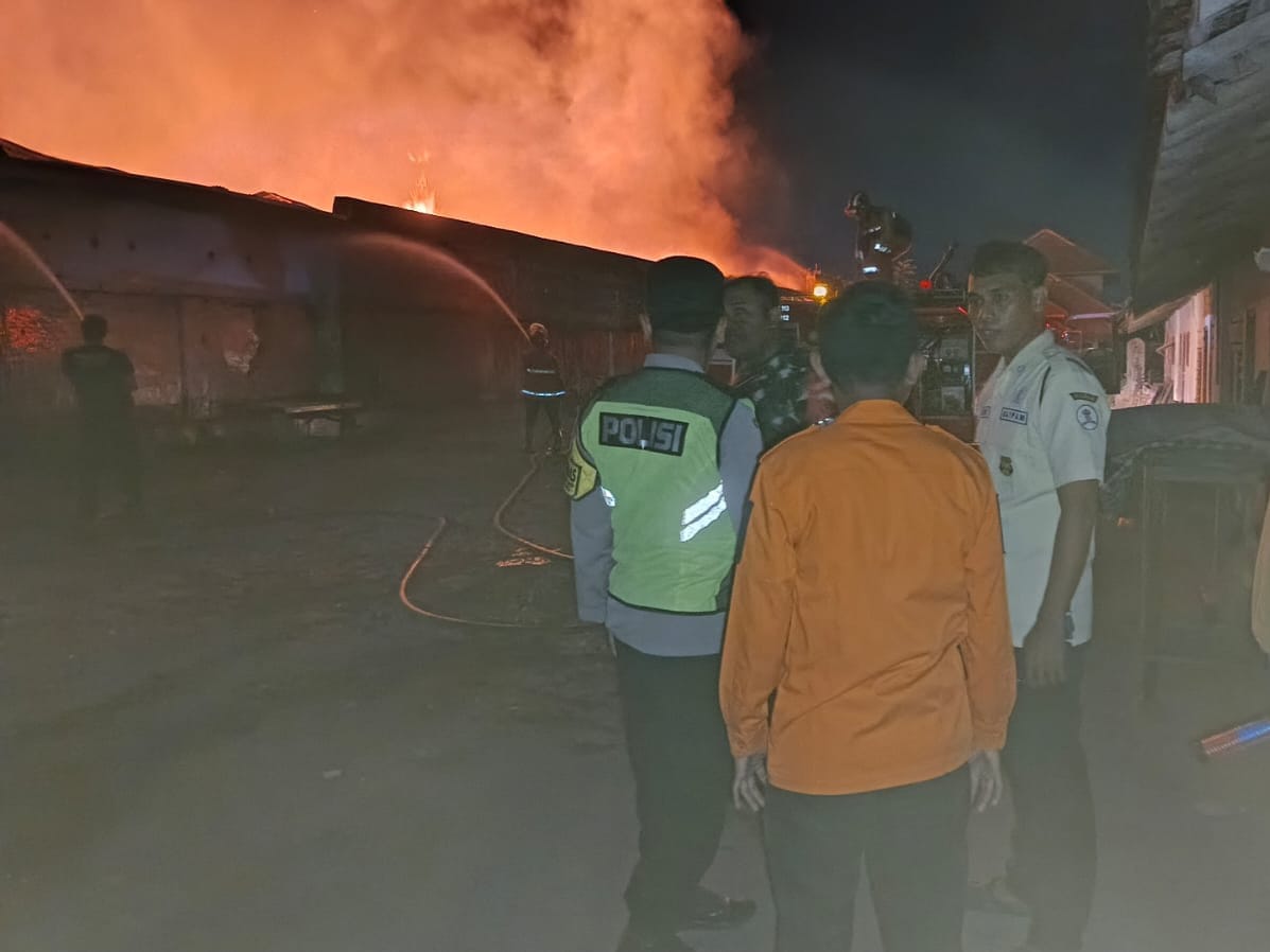 Gudang Mebel Dekat Jalan Raya di Pasuruan Terbakar