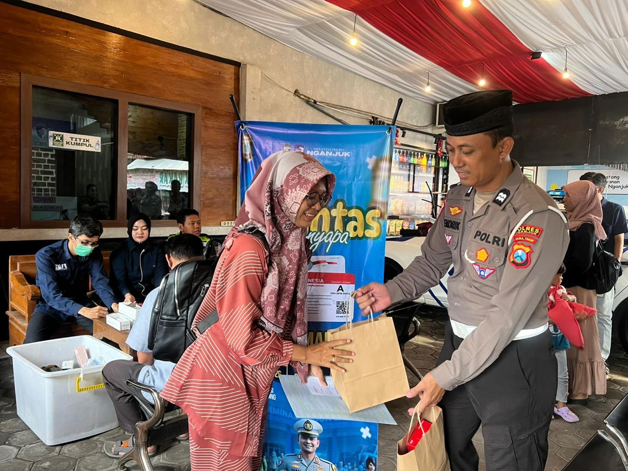 SIM Ramadan Hadir di Pujahito, Satlantas Nganjuk Layani Perpanjangan Sambil Berbagi Takjil