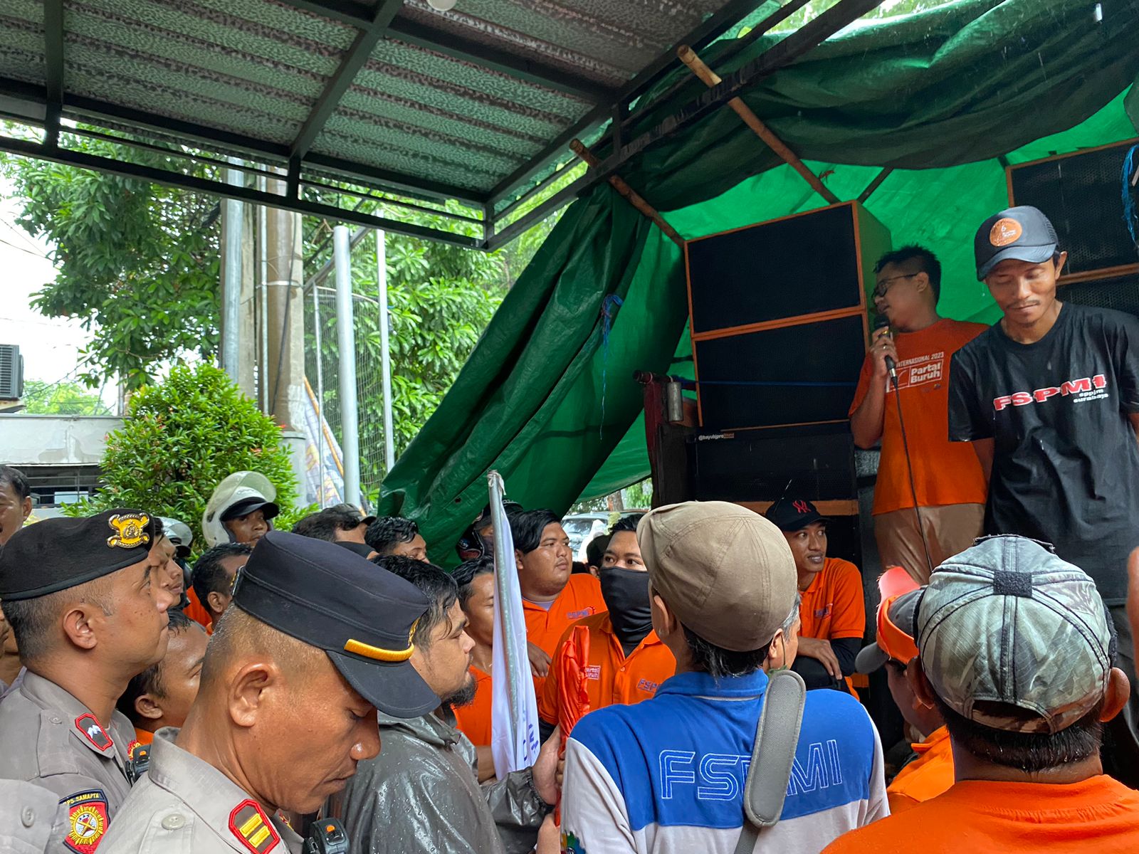 Puluhan Massa Geruduk Kantor BPN Surabaya, Sampaikan 3 Tuntutan