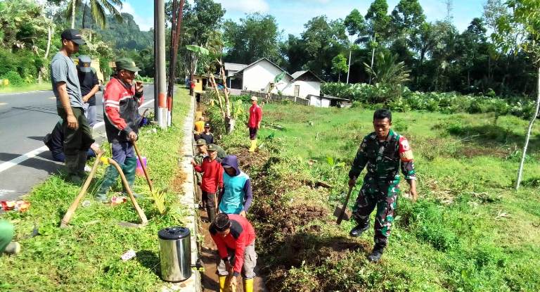 Cegah Banjir, Babinsa Pronojiwo dan Pemdes Gandeng Linmas Normalisasi Saluran Air