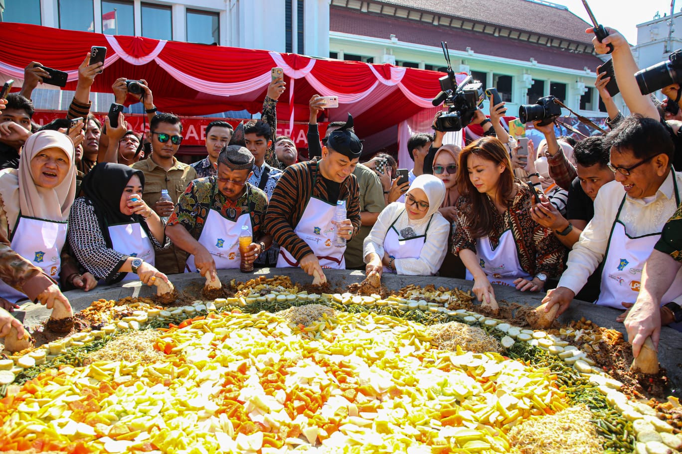 Festival Rujak Uleg 2024, Wali Kota Eri Cahyadi: Simbol Kebersamaan Warga Surabaya