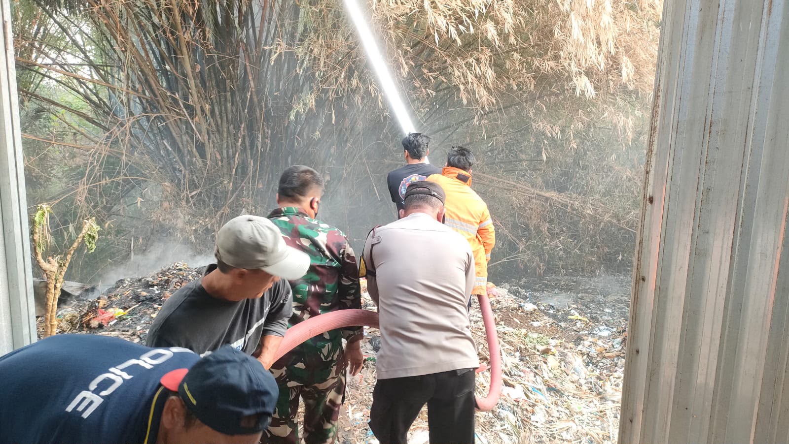 Lahan Rumpun Bambu di Geneng Terbakar, Polisi Ngawi dan Damkar Gerak Cepat Cegah Api Meluas