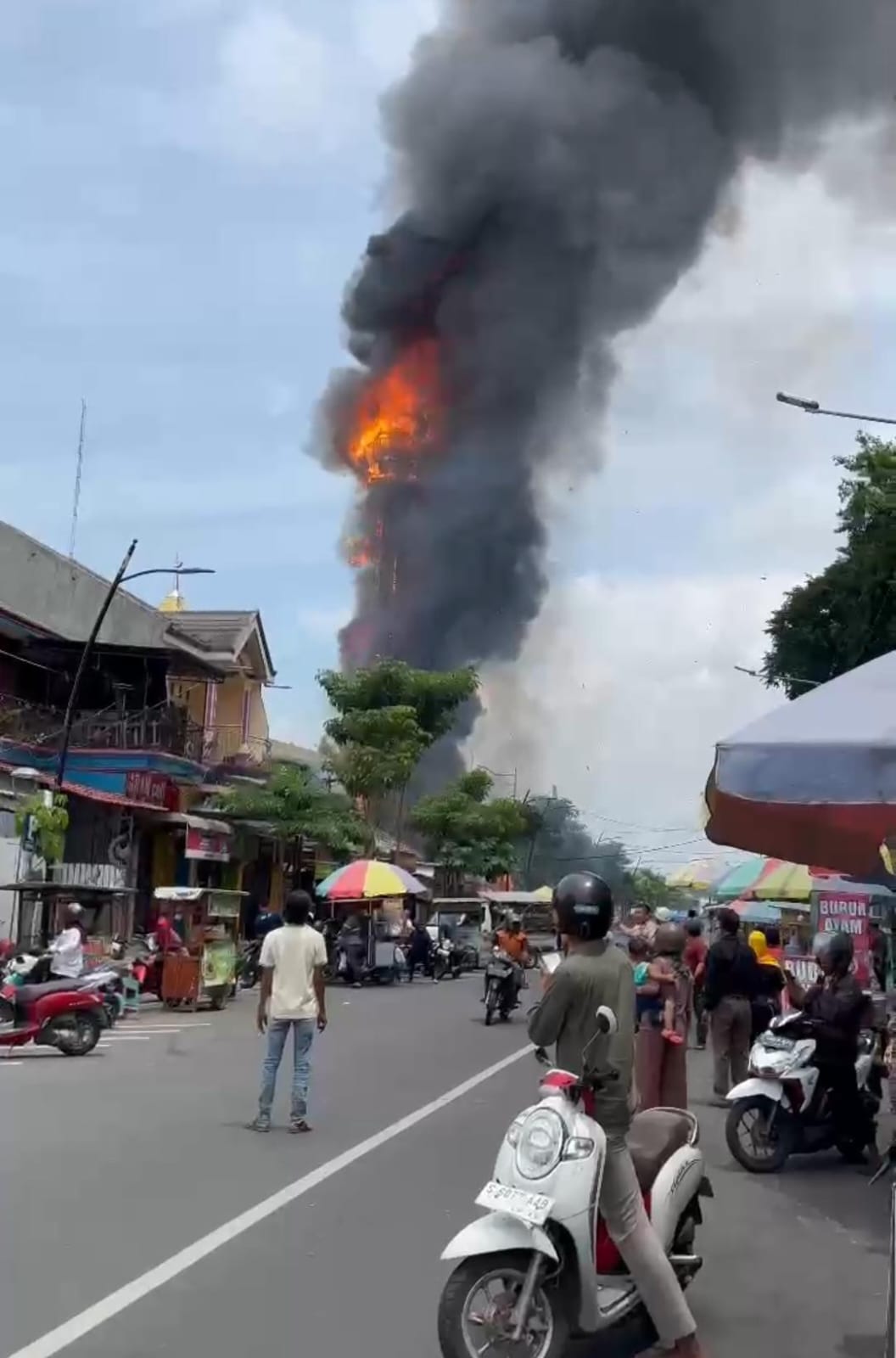 Diduga Korsleting Listrik Menara Masjid Agung Darussalam Bojonegoro Terbakar, Kerugian Capai Ratusan Juta