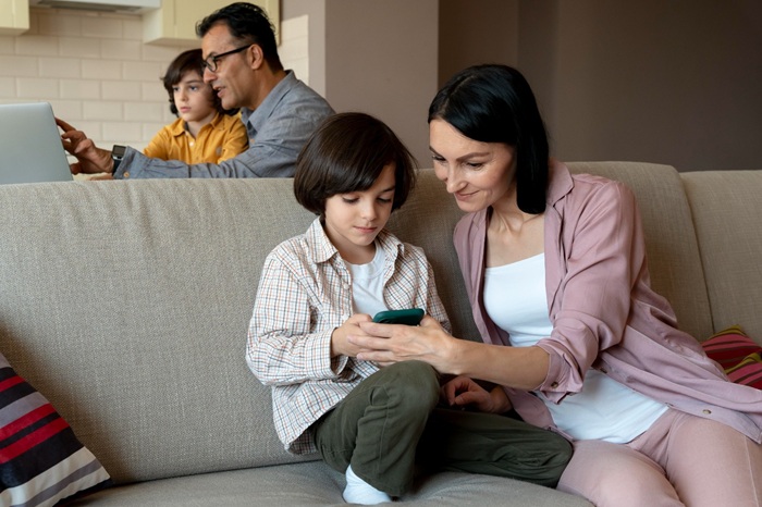 Parenting di Era Gadget 7 Cara Atur Screen Time Anak Agar Edukatif dan Seimbang