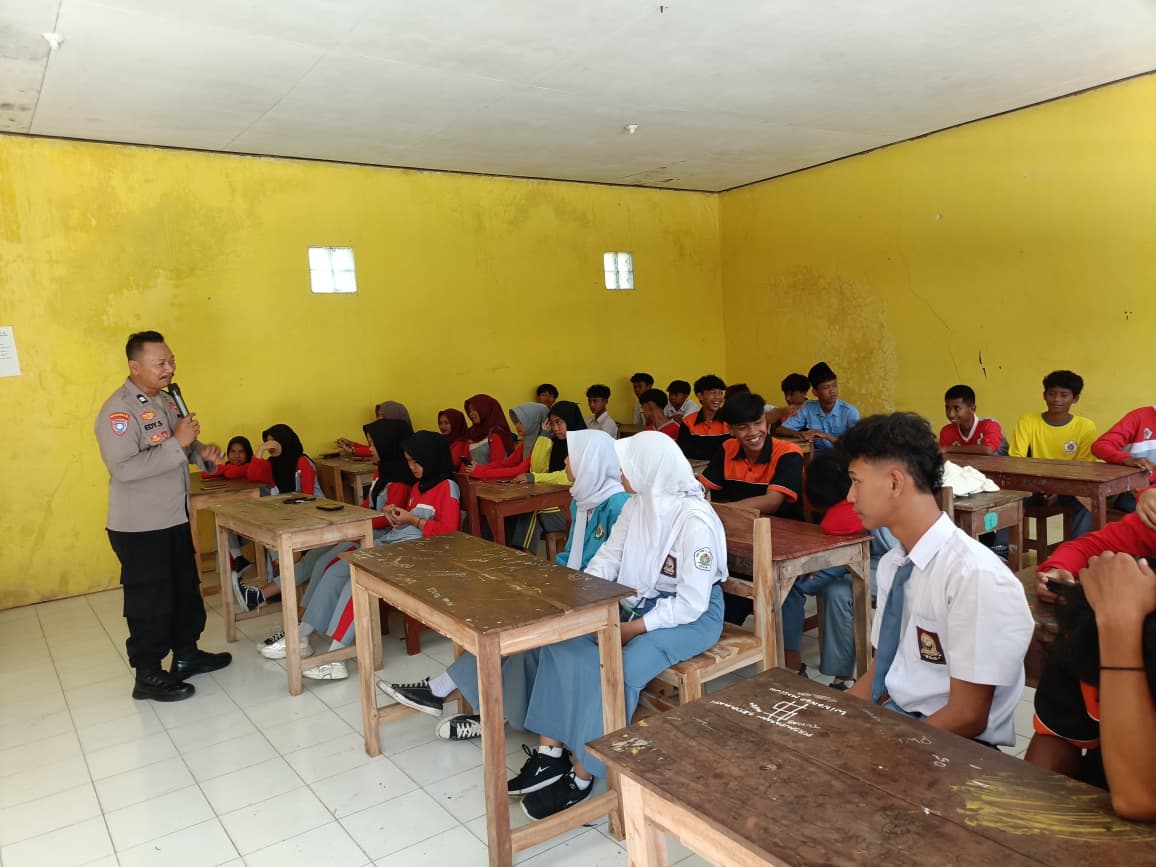 Bhabinkamtibmas Desa Jogorogo Sosialisasikan Anti Bullying di SMK PGRI 8 Ngawi