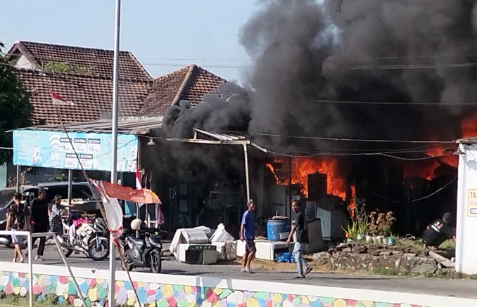 Gegara Bakar Sampah, Rumah Servis Elektronik dan Laundry di Pandaan Pasuruan Jadi Arang
