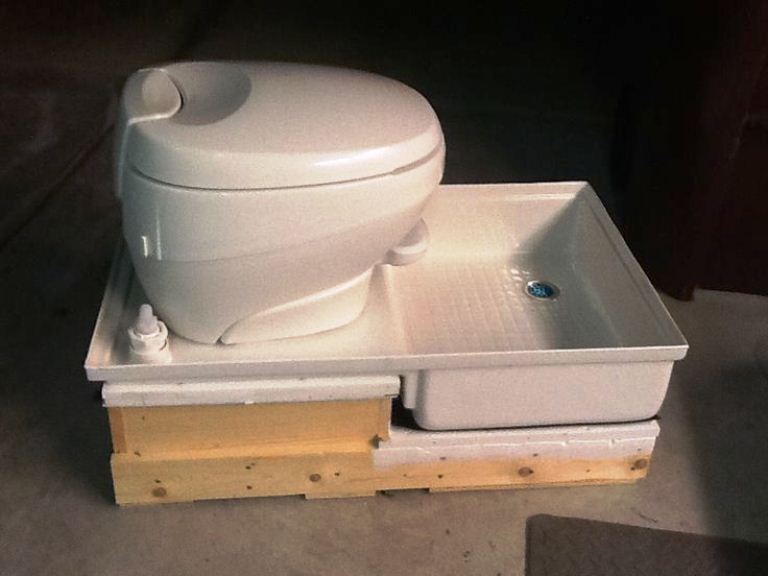 Terjebak Macet 8 Jam Tanpa Toilet? Ini Tips Memilih Portable Toilet untuk Mobil