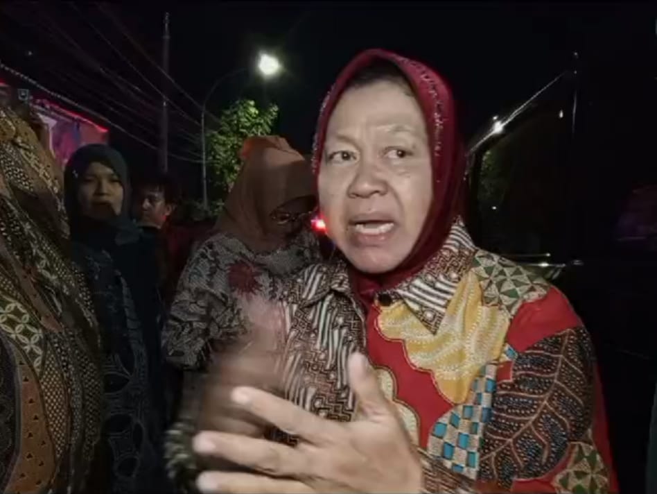 Malam Hari Risma Susuri Sungai, Cari Solusi Banjir di Pasuruan