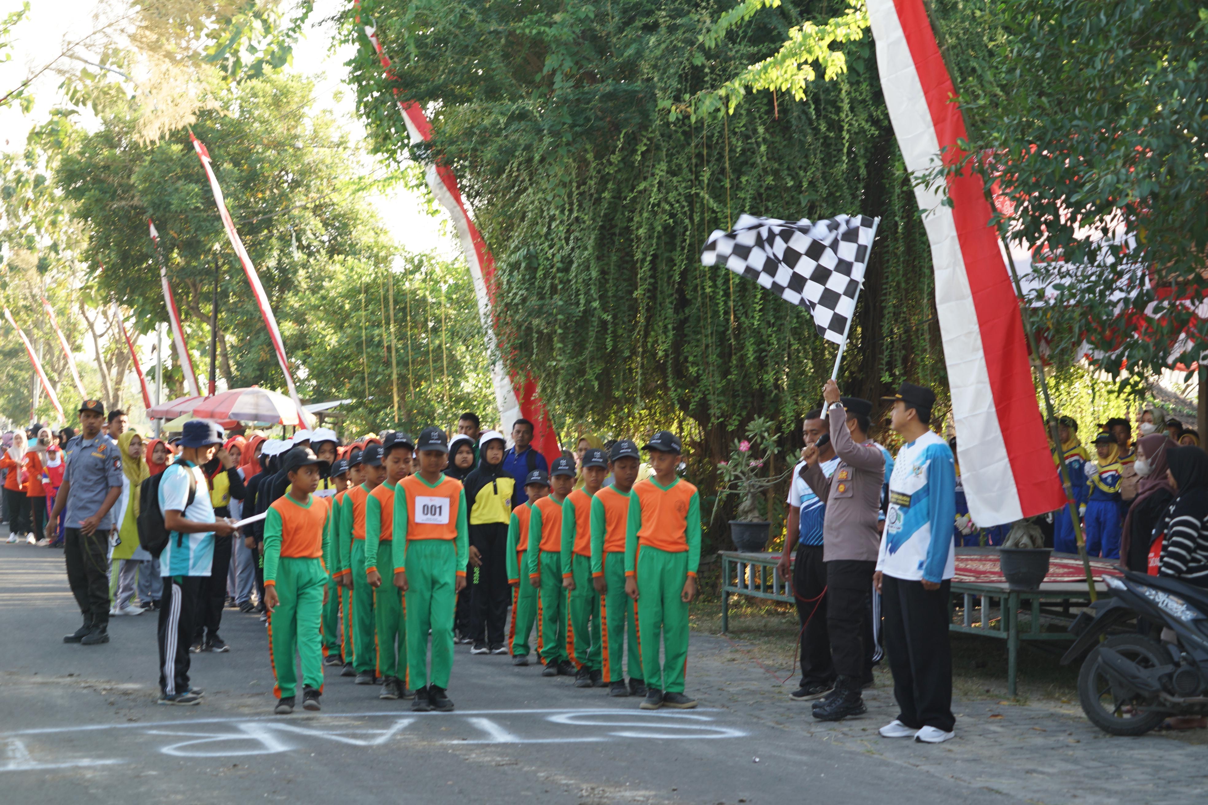 Kapolsek Pimpin Pengamanan Gerak Jalan Kecamatan Padangan