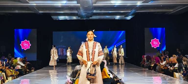 IWAPI Jatim Sukses Gelar IWAPI Fashion Runway, Mengangkat Wastra Lokal dengan Sentuhan Modern  