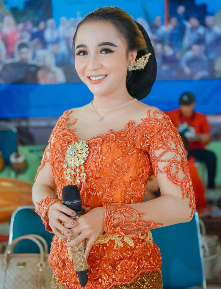 Risca Moriska, dari Panggung ke Panggung Hingga Sukses di Dunia MUA