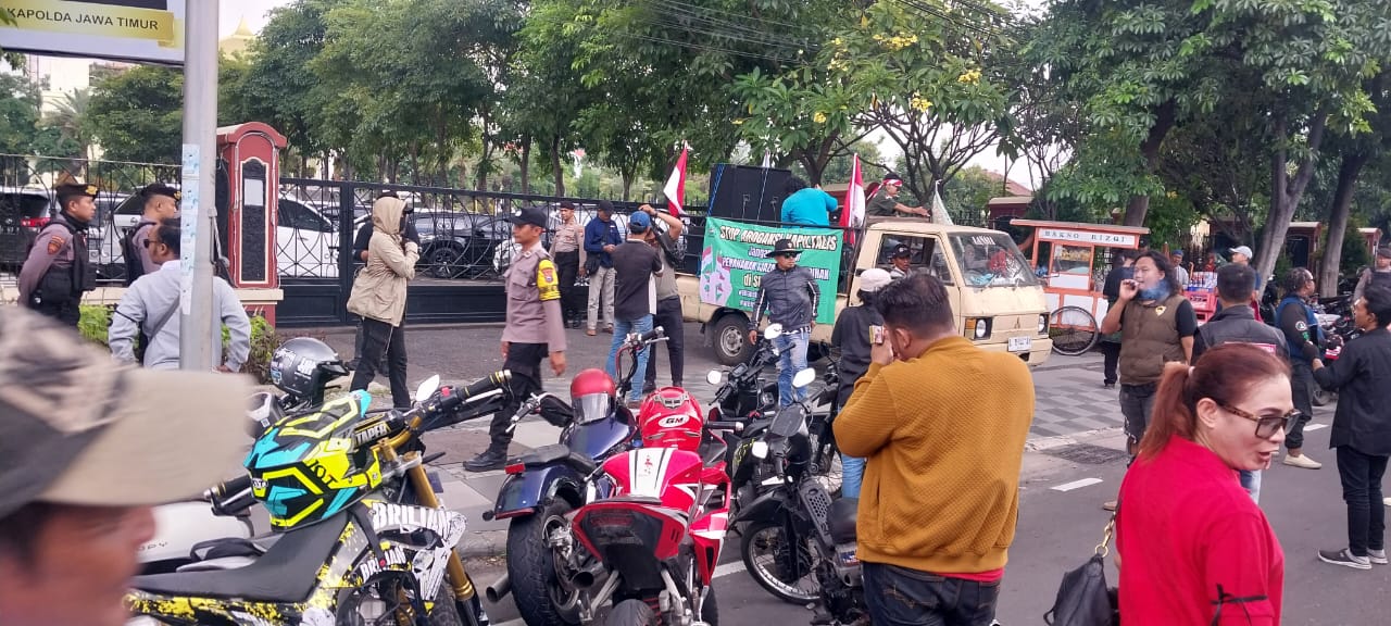 Polsek Gayungan Siagakan Puluhan Personel Amankan Unjuk Rasa di Depan Mapolda Jatim