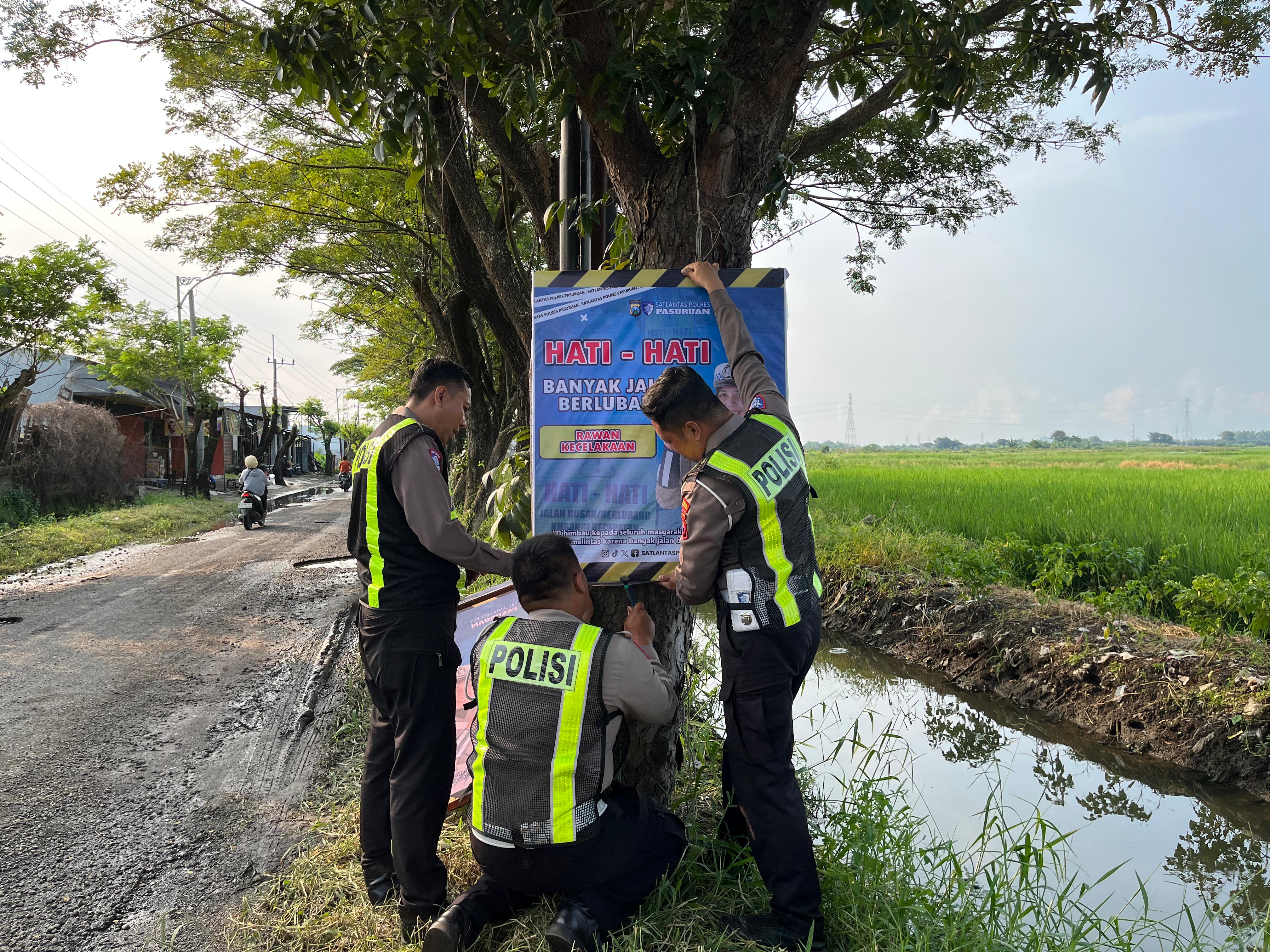 Satlantas Polres Pasuruan Pasang Banner Peringatan di Jalan Berlubang Beji
