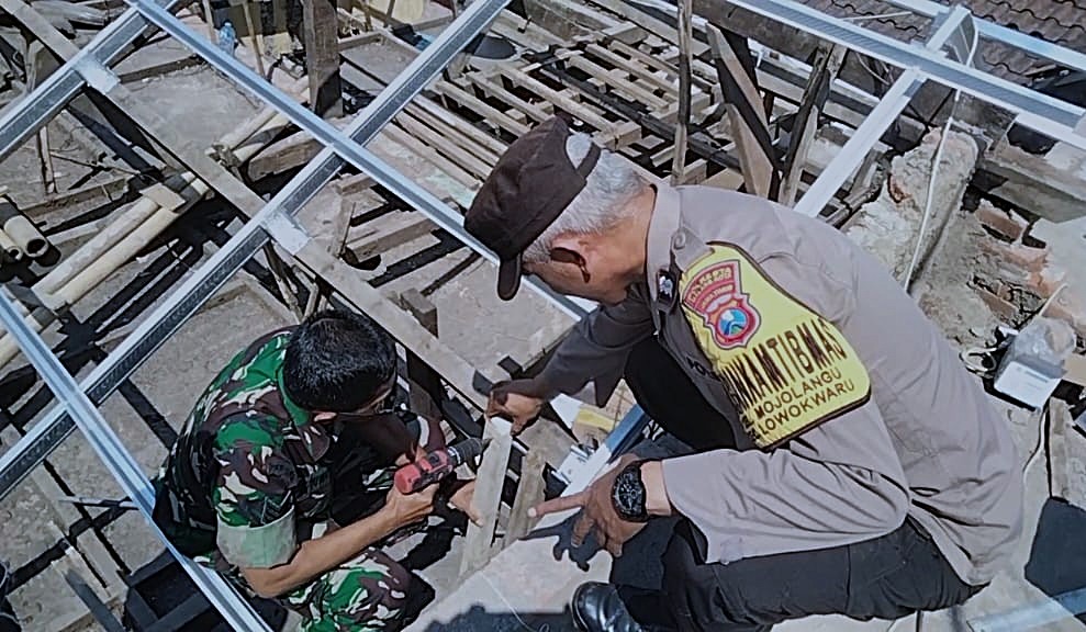 Bhabinkamtibmas Mojolangu Ajak Masyarakat Gotong Royong Bedah Rumah Warga