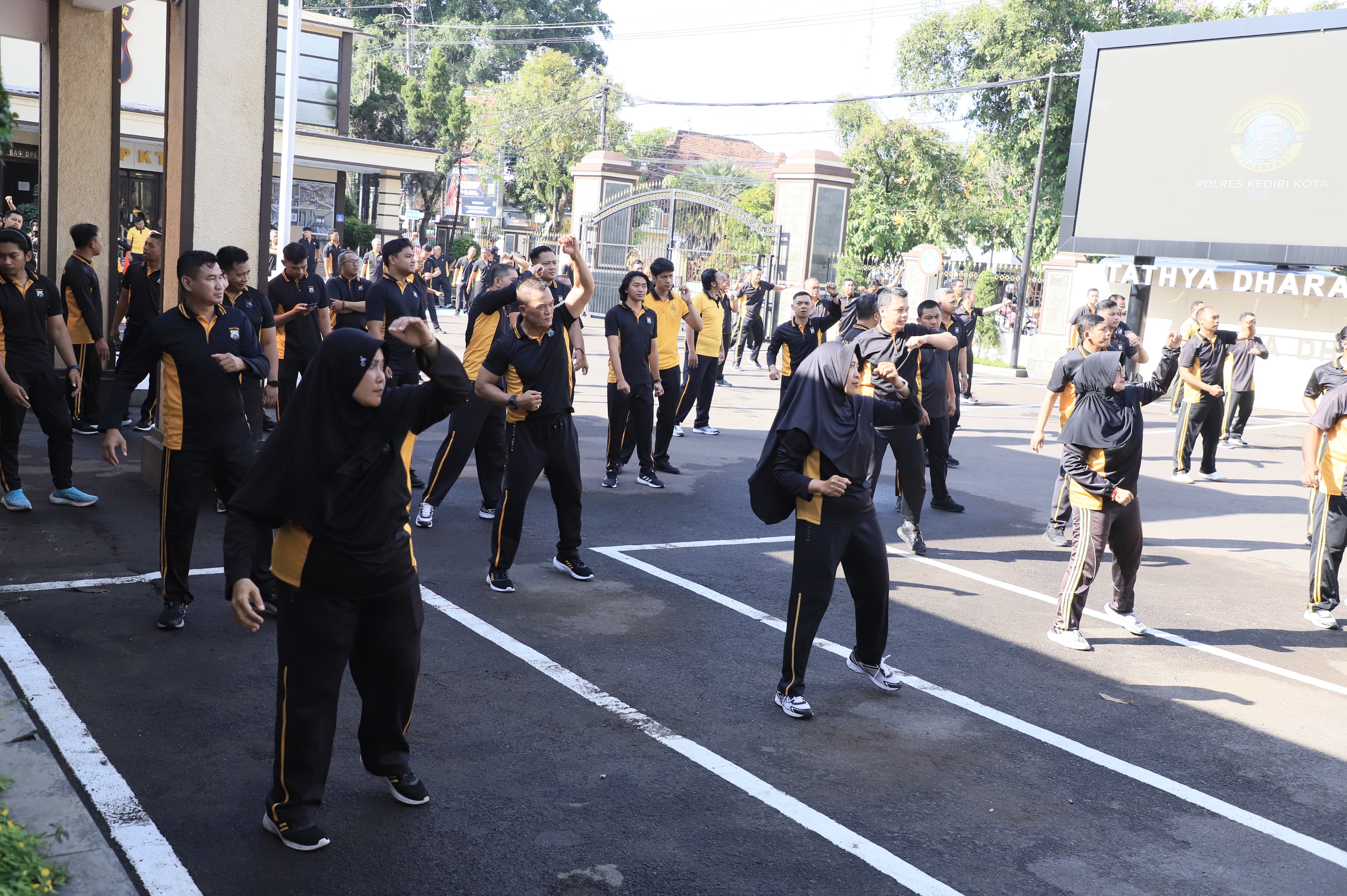 Polres Kediri Kota Gelar Olahraga Rutin untuk Jaga Kebugaran Personel