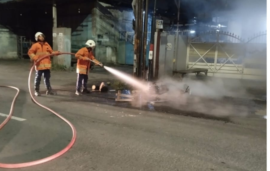 Habis Kesabaran, Warga Jalan Jeruk Bakar Motor Remaja Tawuran