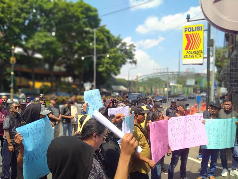 Berorasi di Depan Mapolresta Malang Kota, MMPJ Laporkan Politisi