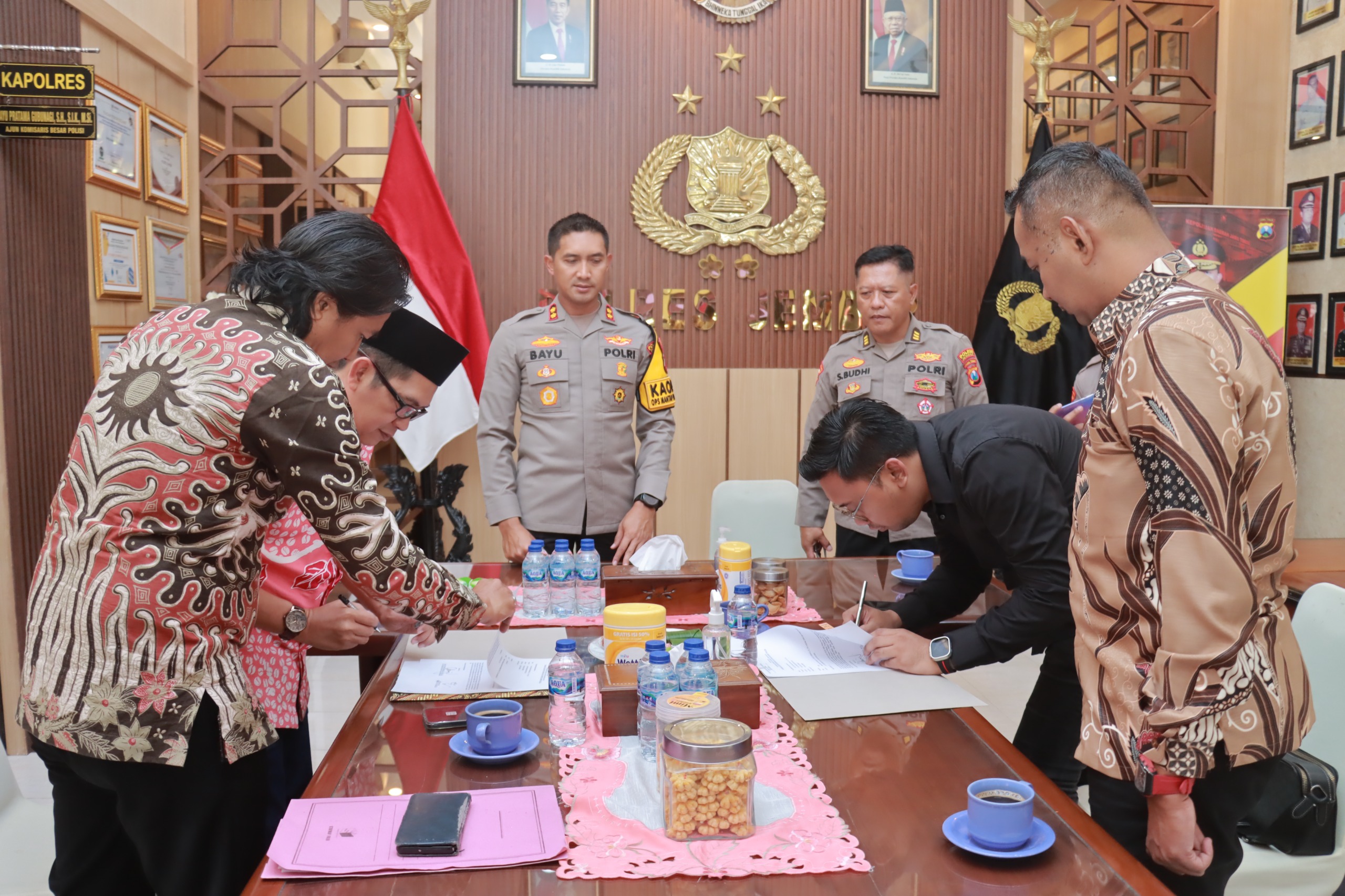 Penyerahan Pengawalan Pribadi oleh Kapolres Jember kepada LO Paslon Bupati dan Wakil Bupati Jember