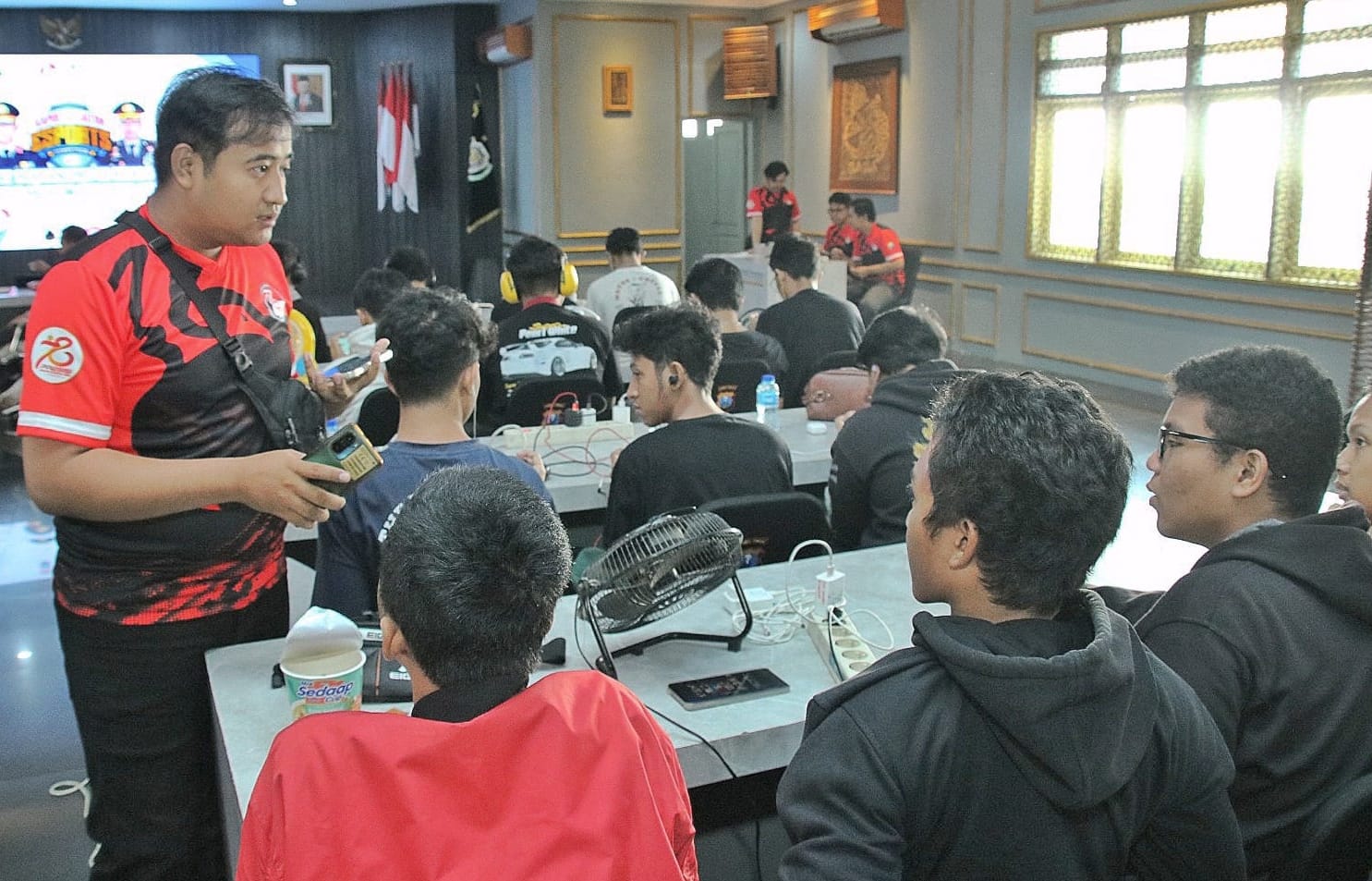 Puluhan Gamer Adu Skill di E-sport Piala Kapolda Jatim 