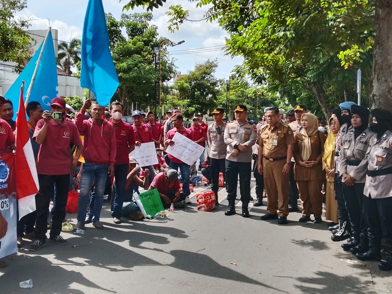 Tuntut Kenaikan Upah Serta Penolakan PHK Sepihak, Buruh Gelar Aksi di Gedung Dewan