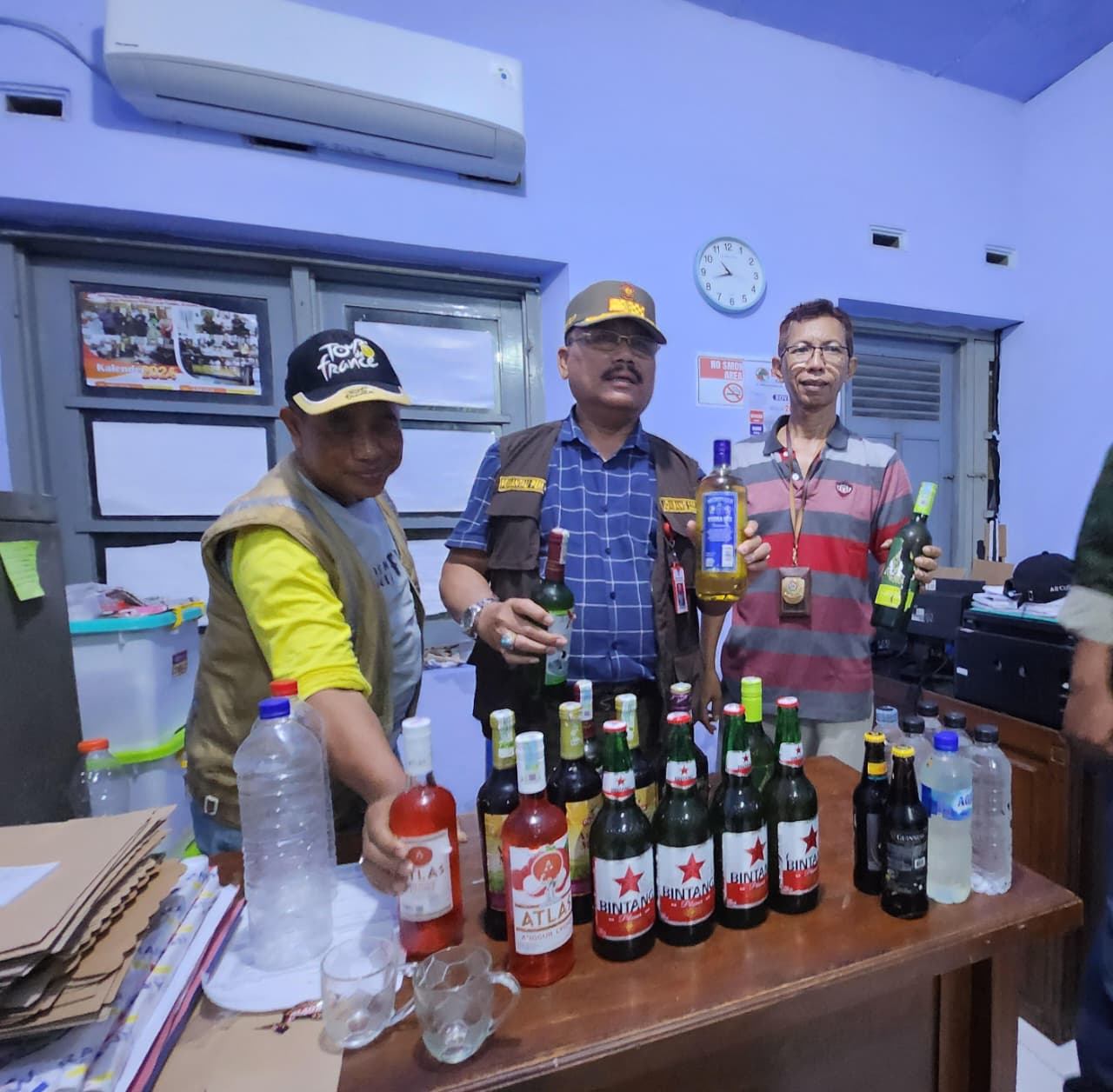 Satpol PP Jombang Grebek Miras Ilegal, 23 Botol dan Penjual Diamankan