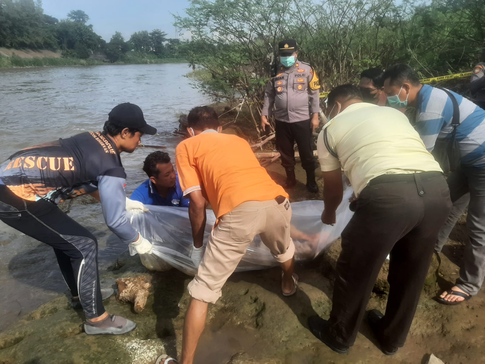 Jenazah Warga Kras Ditemukan di Tepi Sungai Brantas Bendungan Waruturi 