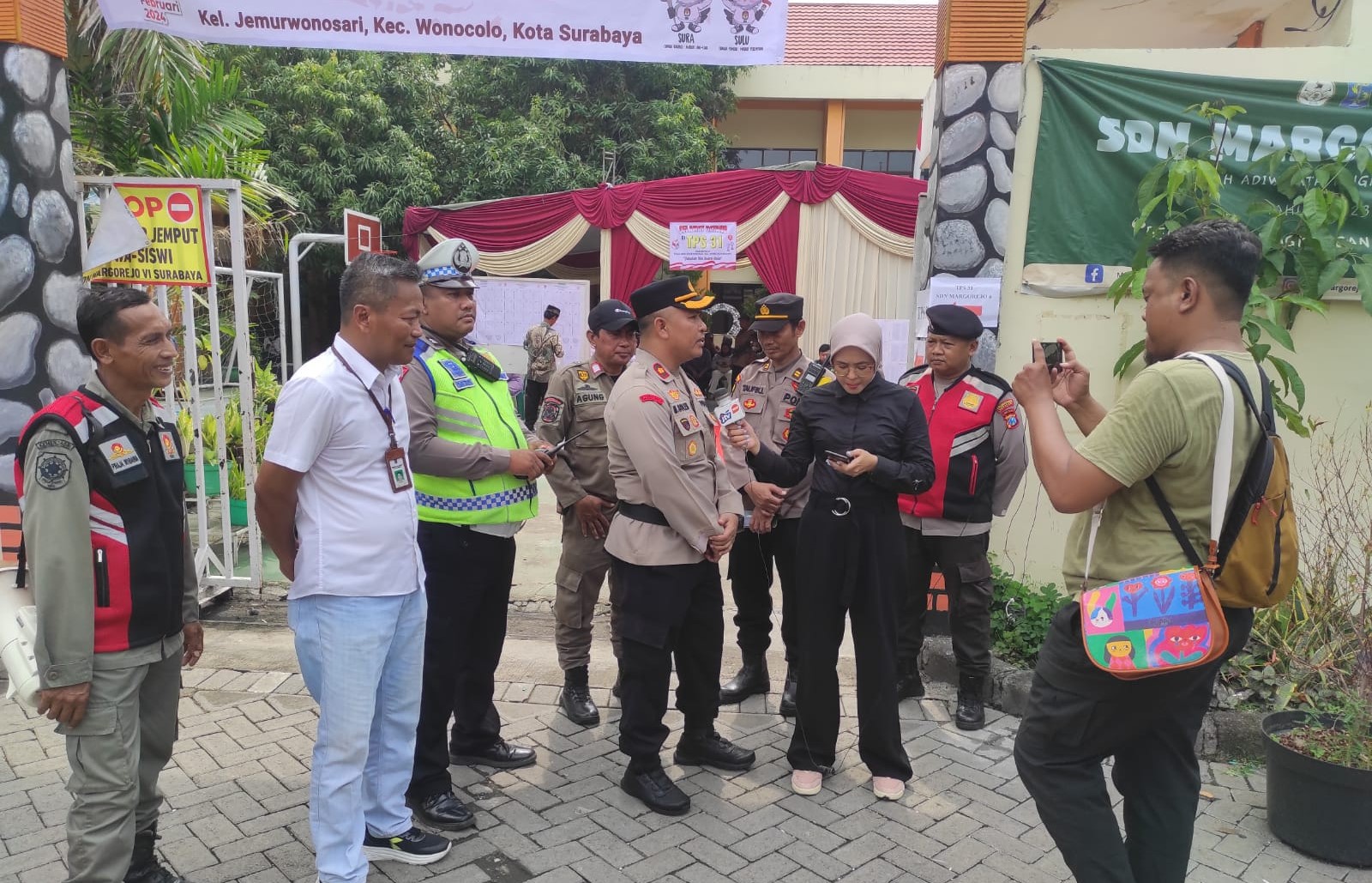 Pengamanan TPS VIP (TPS 31) di Rumah Mantan Gubernur Jatim Khofifah Indar Parawansa 