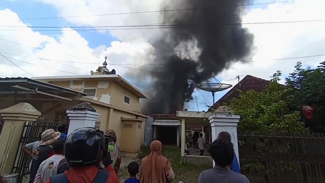 Gudang Furnitur di Jember Hangus Terbakar, Kerugian Ratusan Juta Rupiah