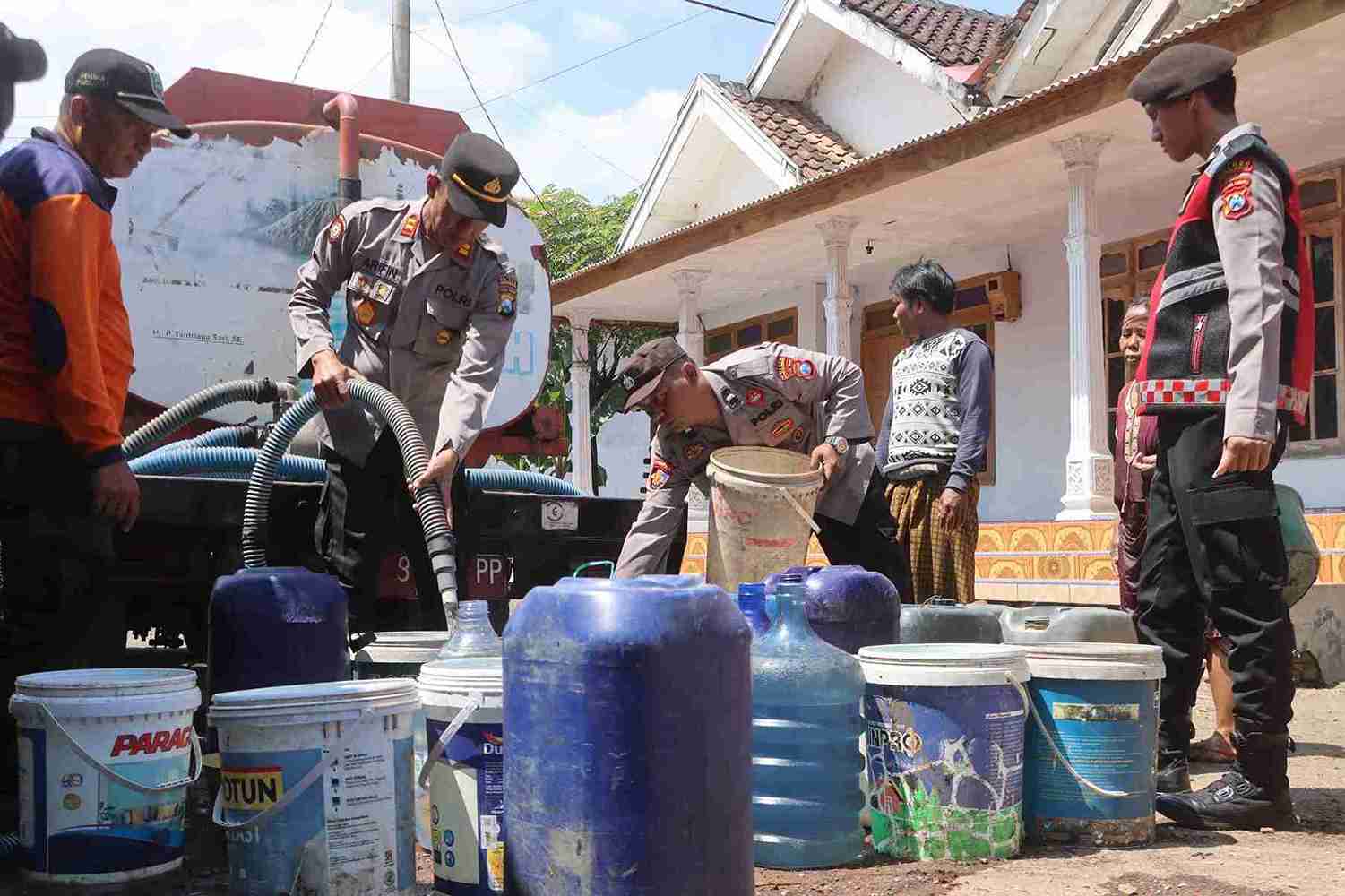 Peduli Warga Terdampak Kekeringan, Polres Probolinggo dan BPBD Distribusikan Air Bersih di Tiris