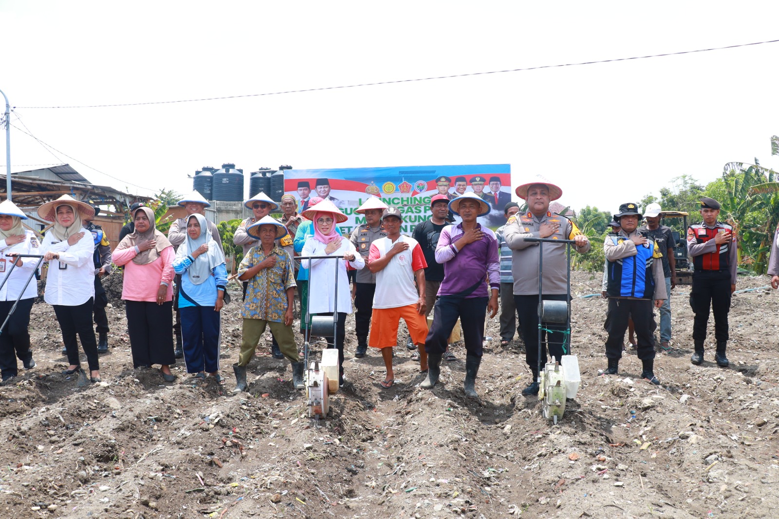 Kapolres Pelabuhan Tanjung Perak Tanam Jagung, Ajak Warga Surabaya Jaga Ketahanan Pangan