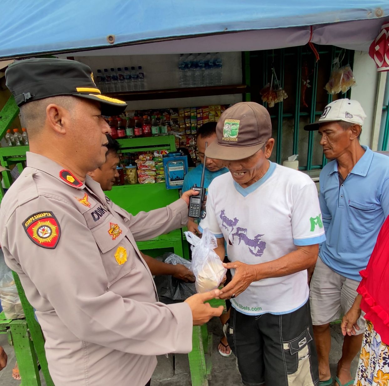 Polsek Simokerto Tebar Kebaikan, Borong Es Teh Dagangan Warga dan Bagikan ke Pengendara