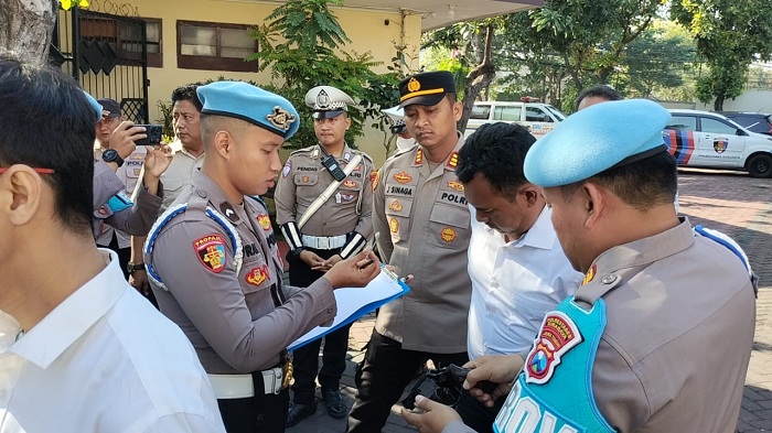 Disidak Mendadak Propam dan Dokkes, Polsek Tandes Komitmen Tingkatkan Pelayanan dan Disiplin Anggota