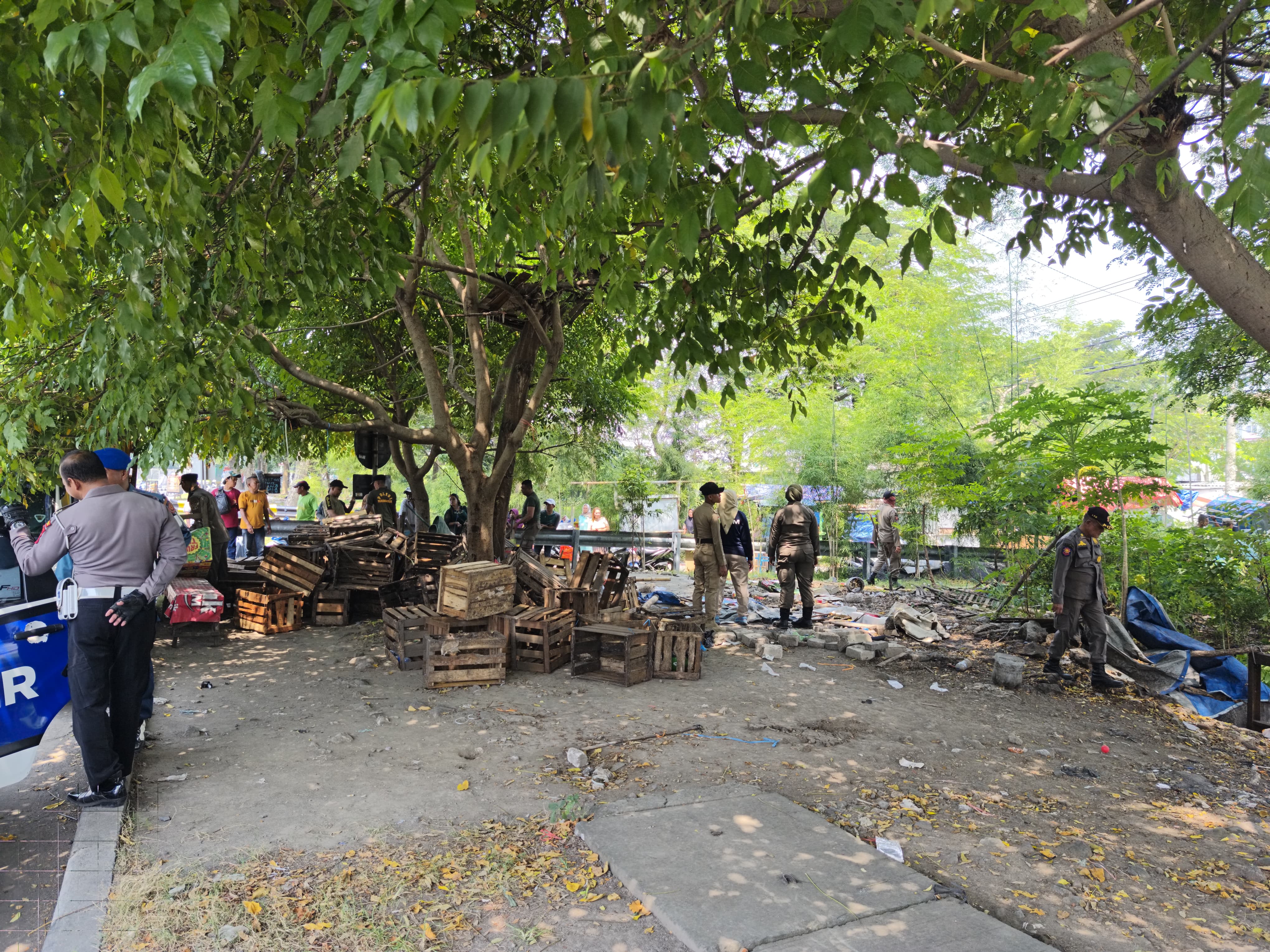 Satpol PP Tertibkan PKL di Trotoar Jalan Tambak Wedi Baru dekat Jembatan Suramadu, Pedagang Pasrah