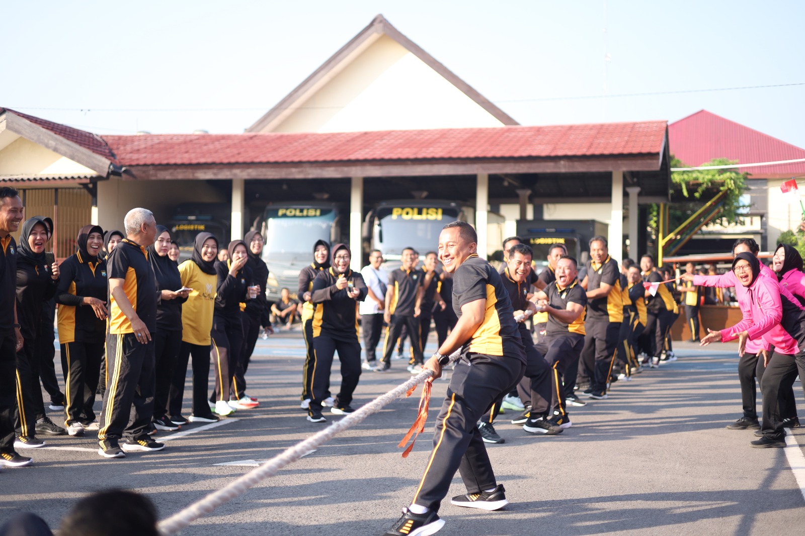 Semarakkan Kemerdekaan RI, Kapolres Kediri Ikut Lomba bersama Anggota dan Bhayangkari