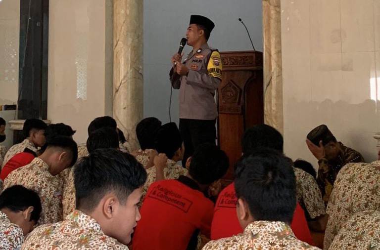 Bhabinkamtibmas Polsek Rungkut Imbau Siswa MAN Surabaya Tidak Ikut Aksi Unras