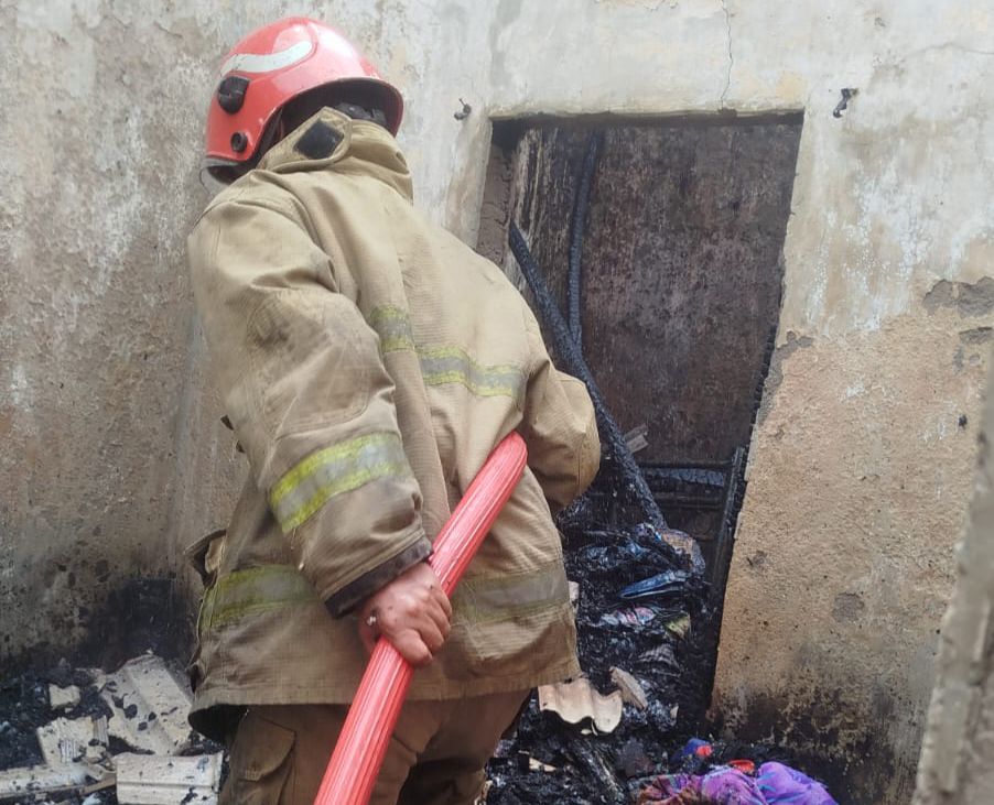 Ditinggal ke Gereja, Rumah di Menganti Gresik Nyaris Ludes Terbakar